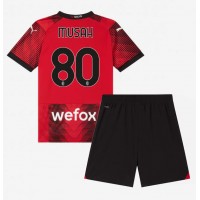 Camiseta AC Milan Yunus Musah #80 Primera Equipación Replica 2023-24 para niños mangas cortas (+ Pantalones cortos)